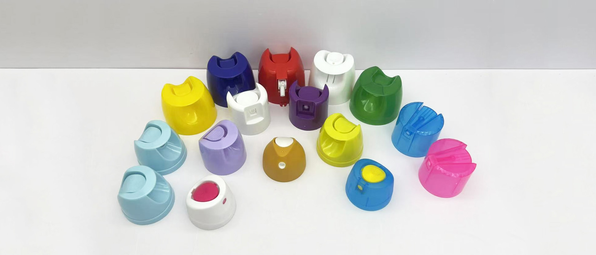 أغطية بلاستيكية